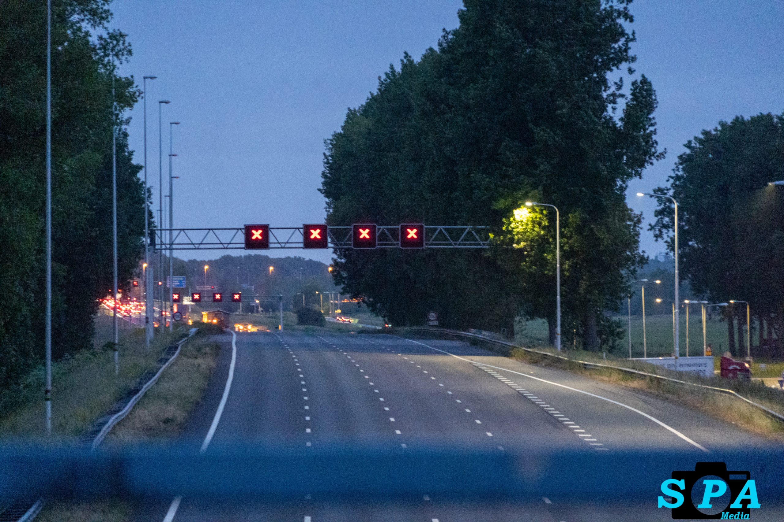 Zwaar ongeval met vrachtwagen op A12 bij Waddinxveen zorgt voor volledige afsluiting richting Den Ha