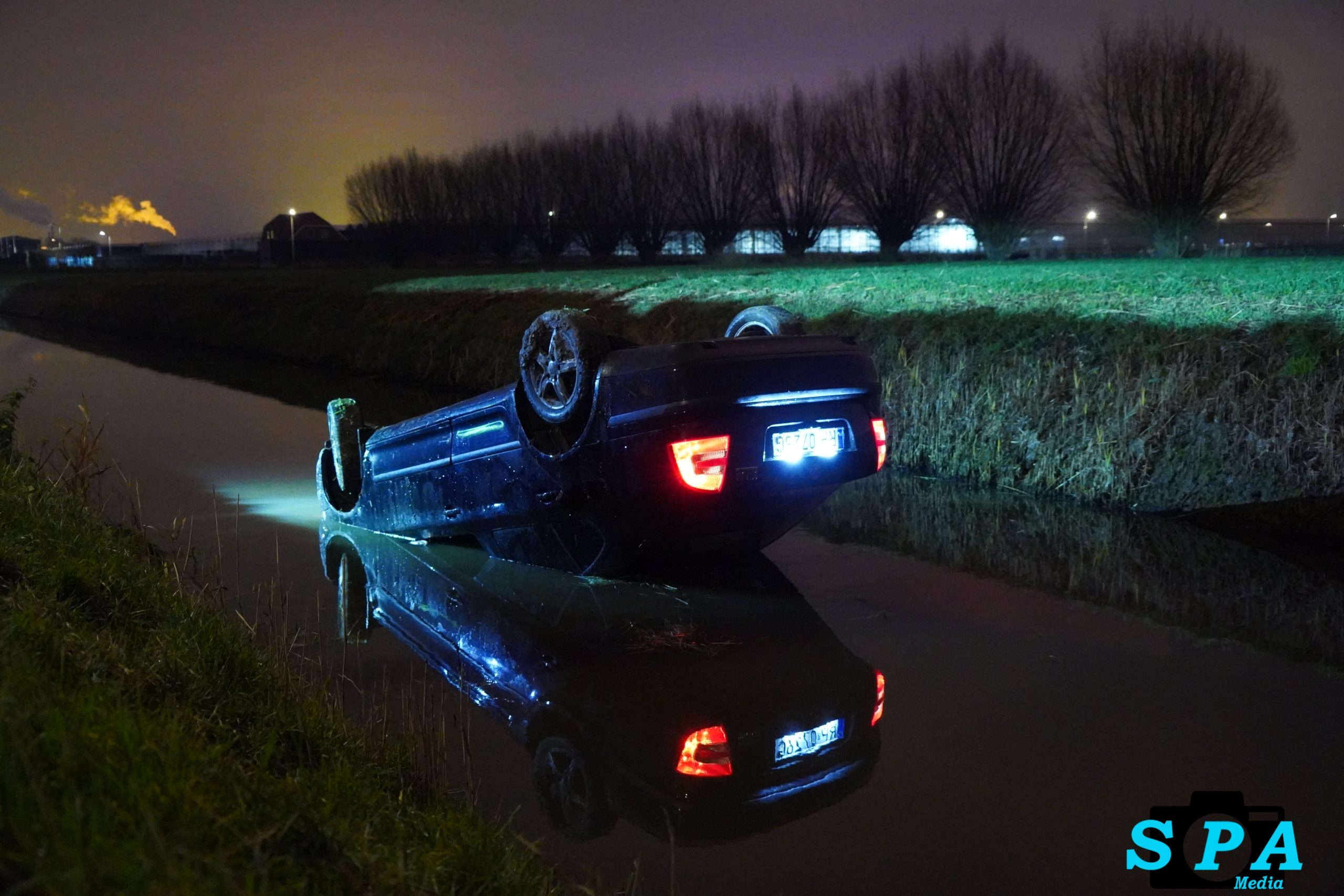 Dronken automobilist op zijn kop in het water Abraham Molenaarweg Berkel en Rodenrijs