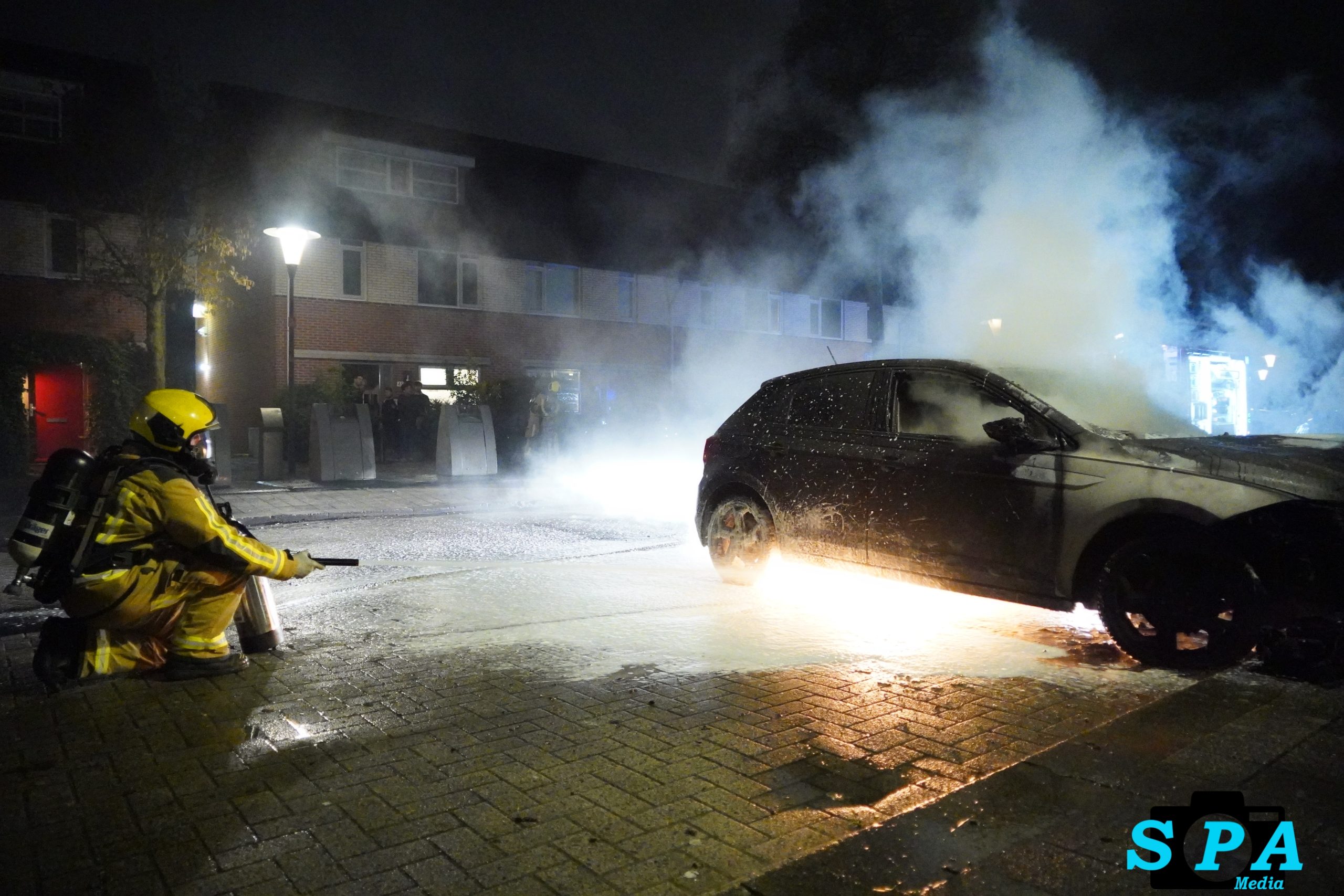 Brandende auto blijkt lastig te blussen Rockanjestraat Zoetermeer