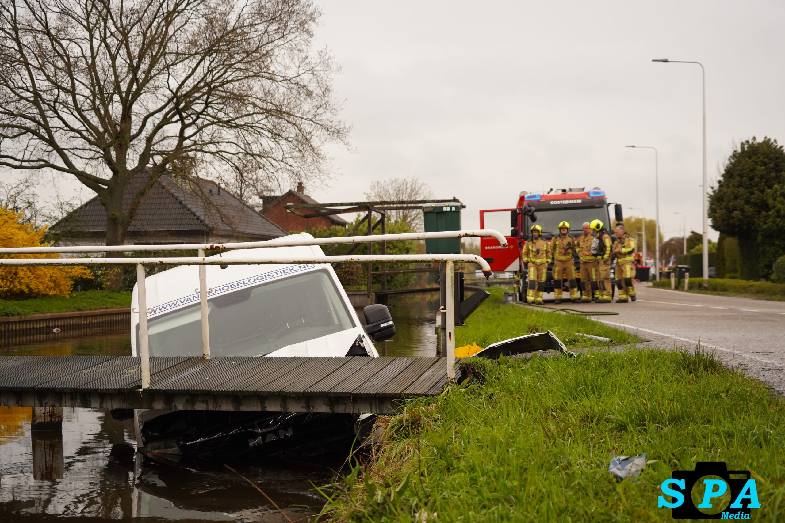 Gaslekkage nadat bestelbus te water raakt Noordeindseweg in Berkel en Rodenrijs