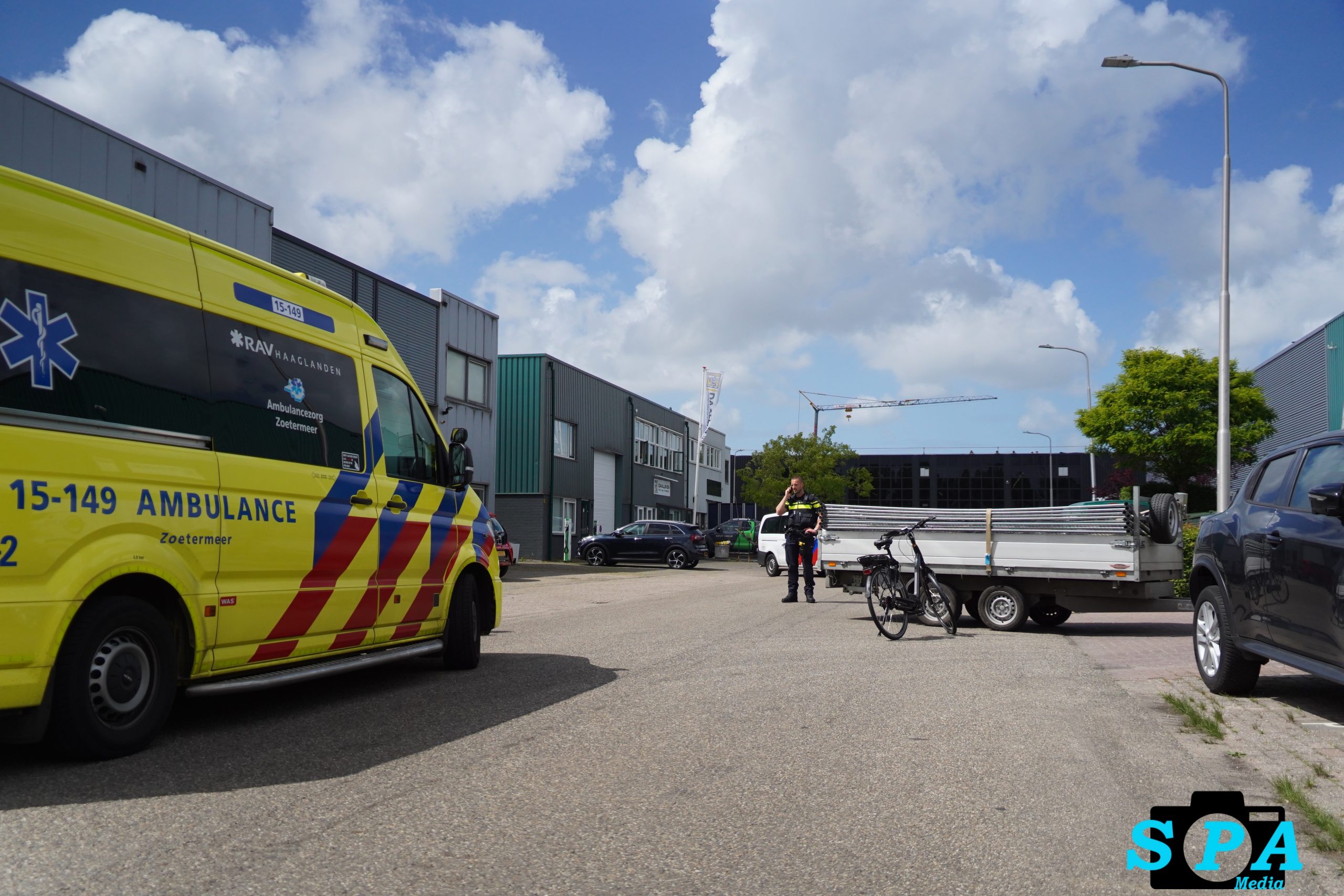 Fietser naar ziekenhuis na botsing met achteruitrijdende bestelbus in Pijnacker